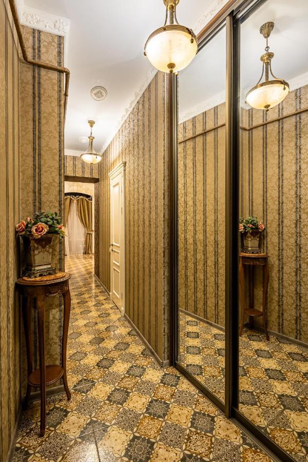 Classic Royal Central Apartment. Balcony And A/C Lviv Luaran gambar